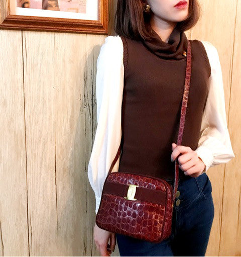 Salvatore Ferragamo　Vara型押しポシェット（赤茶）