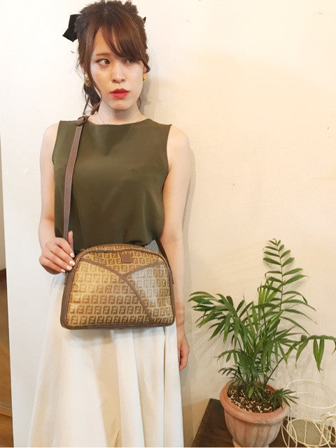 Fendi ズッカ柄 半円ショルダー（カーキベージュ）
