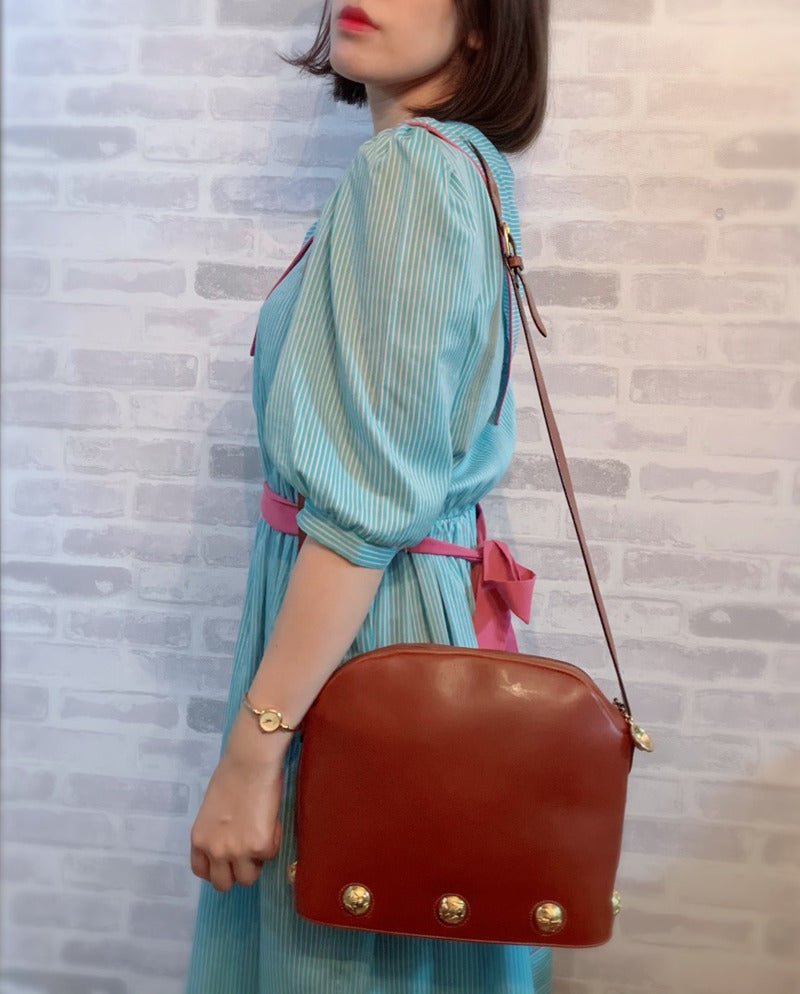 Salvatore Ferragamo  ヒールモチーフ スタッズ総革ショルダー（茶）