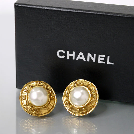 OLD CHANEL ロゴ入りパール大ぶりイヤリング（ゴールド）