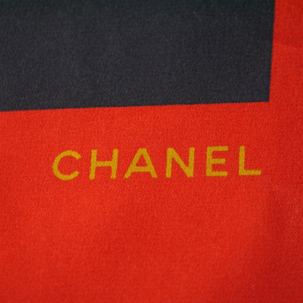 CHANEL　マトラッセバッグ柄 大判スカーフ（黒×赤）